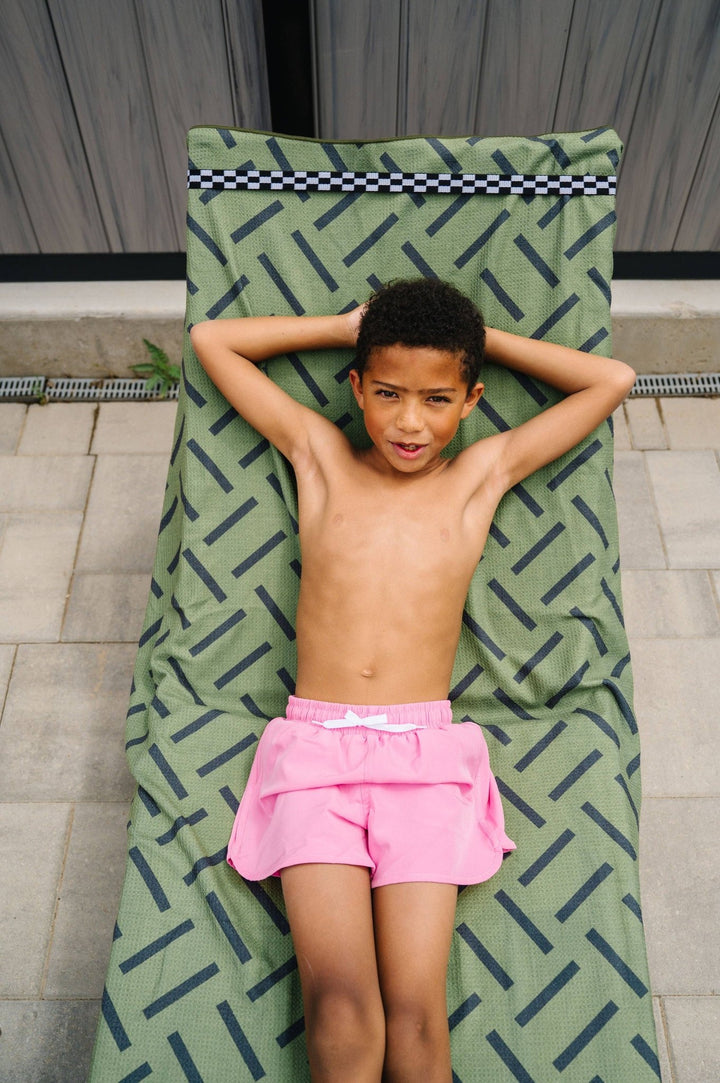 Lounge Chair Pool Towel Band: Checkmate - Merry PigletsCrae.Home